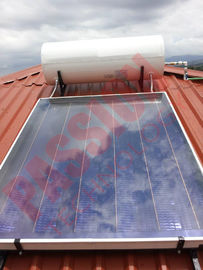На крыше плоский плоский солнечный водонагреватель, солнечный нагреватель Синее покрытие пленки